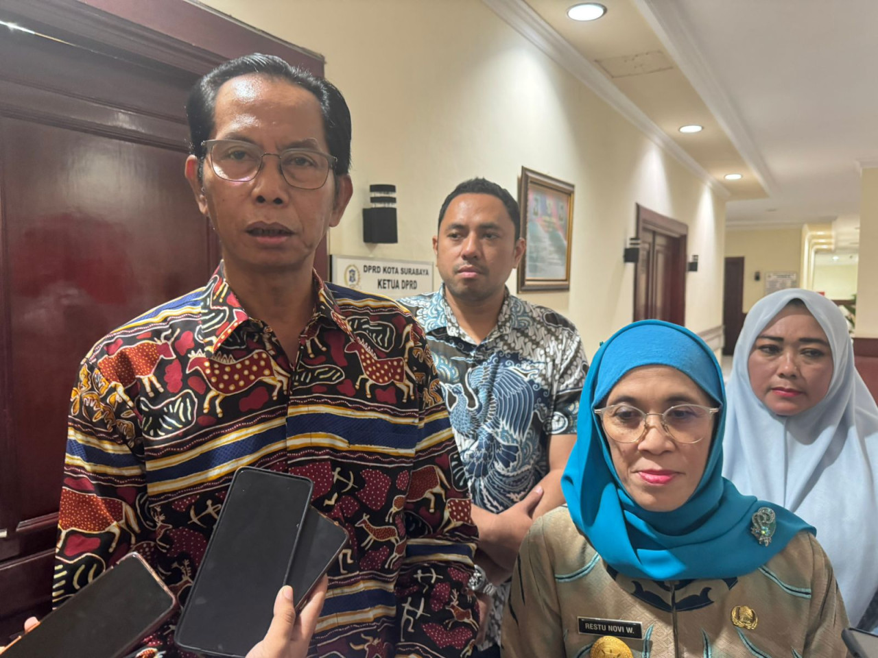 Ketua Sementara DPRD Surabaya Adi Sutarwijono menerima kunjungan Penjabat Sementara (PJs) Wali Kota Surabaya Restu Novi Widiani. (Foto: Ni'am Kurniawan/jatimnow.com)