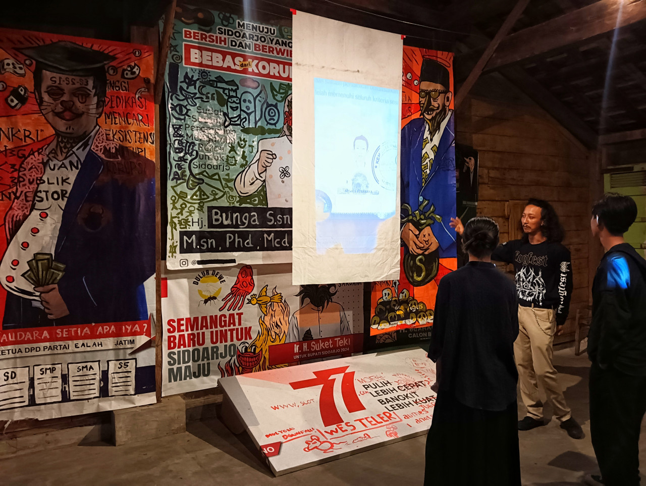 Karya dalam Pameran Lingkar Bermain: Gagas, Ramu, Saji di Rumah Seni Pecantingan Sekardangan Sidoarjo. (Foto: Ahaddiini HM/yatimnow.com.