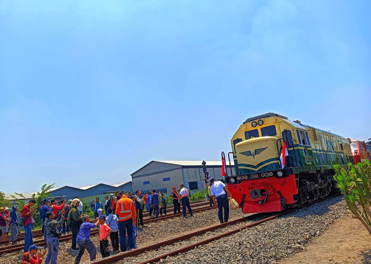 Suasana Parade Lokomotif dengan Livery Varian Terbanyak di Stasiun Larangan Sidoarjo yang diraih oleh PT KAI Daerah Operasi 8 Surabaya dari Muri. (Foto: Ahaddiini HM/jatimnow.com)