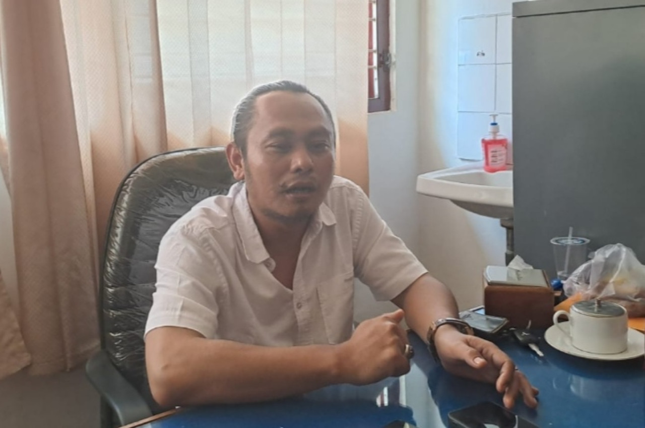 Divisi Teknis KPU Jember Hendra Wahyudi ditemui di ruangannya (Foto: Sugianto/jatimnow.com)