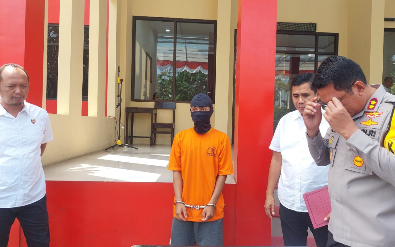 Pelaku berhasil diringkus polisi. (Foto: Fathor Rahman/jatimnow.com)