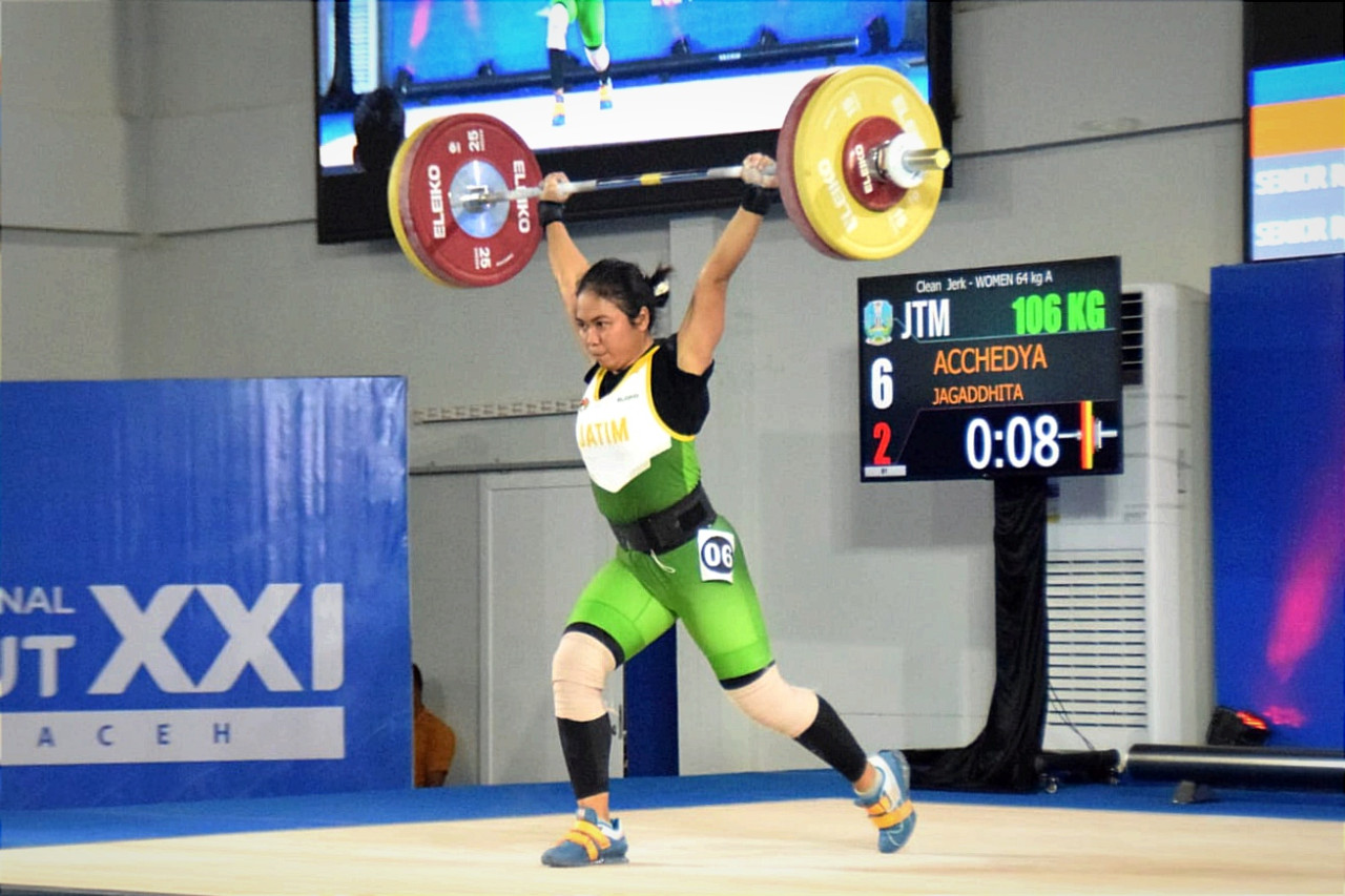 Acchedya Jagaddhita, saat bertanding di nomor Women 64 Kg PON XXI 2024 Aceh-Sumut dI Gedung PABBSI Komplek Stadion Harapan Bangsa, Banda Aceh, Jumat (6/7/2024). (Foto: KONI Jatim).