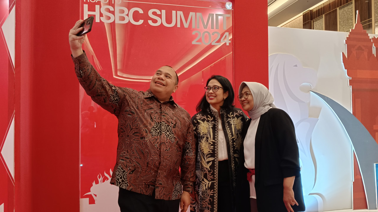 Head of Economic Agency and Financial Technology Kadin, Pandu Sjahrir, Senior Economist and Founder Core, Hendri Saparini (berhijab) dan Country Head of Global Trade Solutions, PT Bank HSBC Indonesia Delia Melissa usai diskusi dengan para pengusaha di HSB