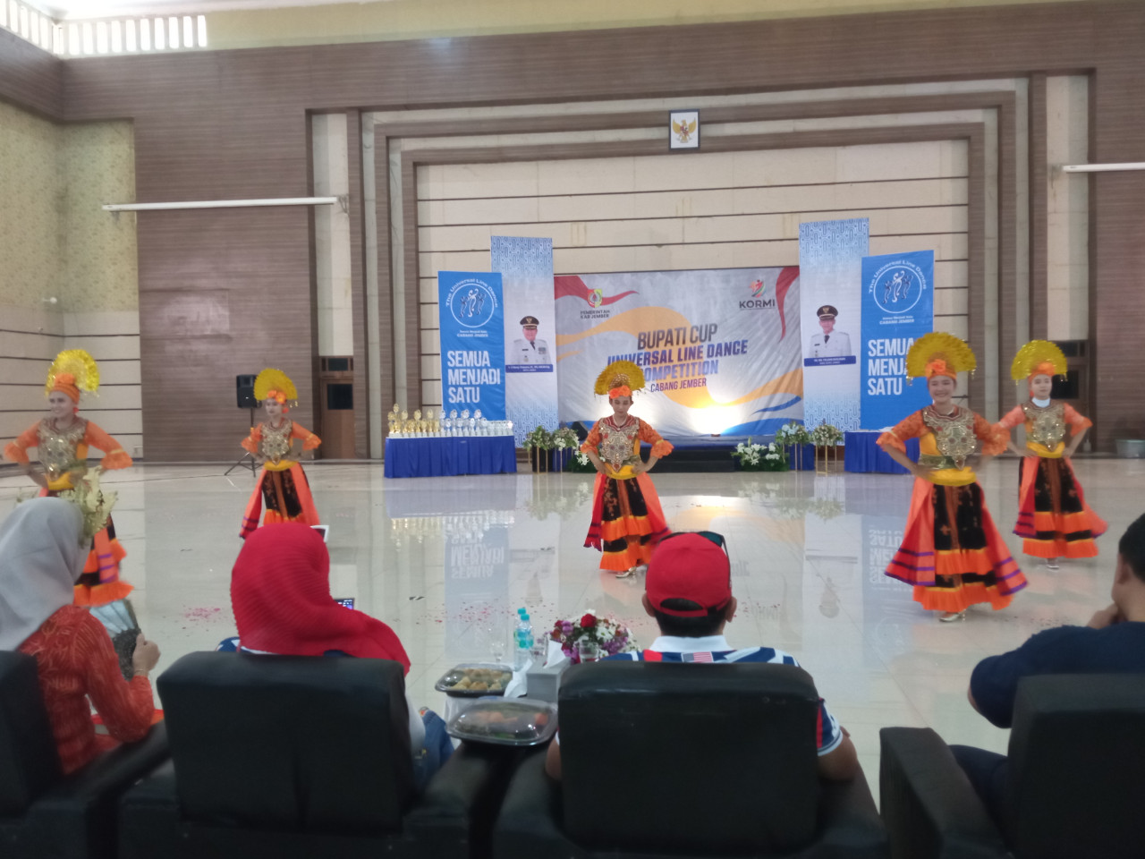 Peserta Universal Line Dance (ULP) sedang berkompetisi. (Foto: Sugianto/jatimnow.com)