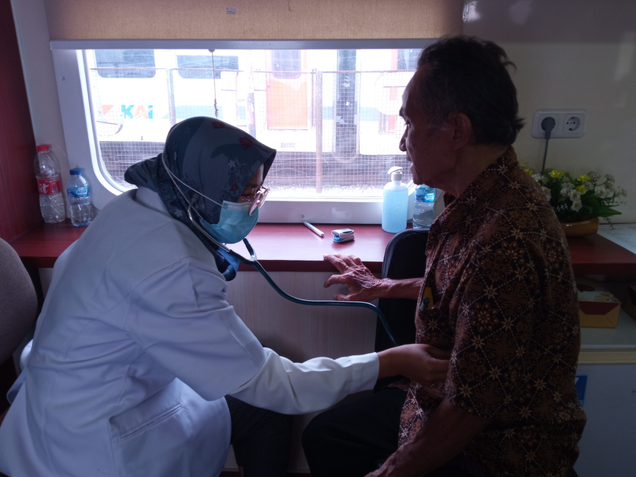 Ratusan Warga Sekitar Stasiun Rambipuji Jember Periksa Kesehatan di Rail Clinic