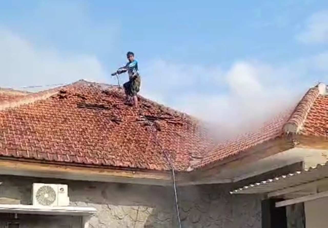 Damkar Jember melakukan pemadaman di rumah Kadisparbud Jember (Foto: Sugianto/jatimnow.com)