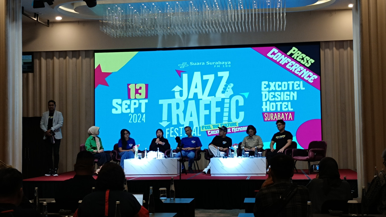 Deretan penyelenggara dan penampil di Jazz Traffic Festival Suara Surabaya. (Foto: Misbahul Munir/jatimnow.com)