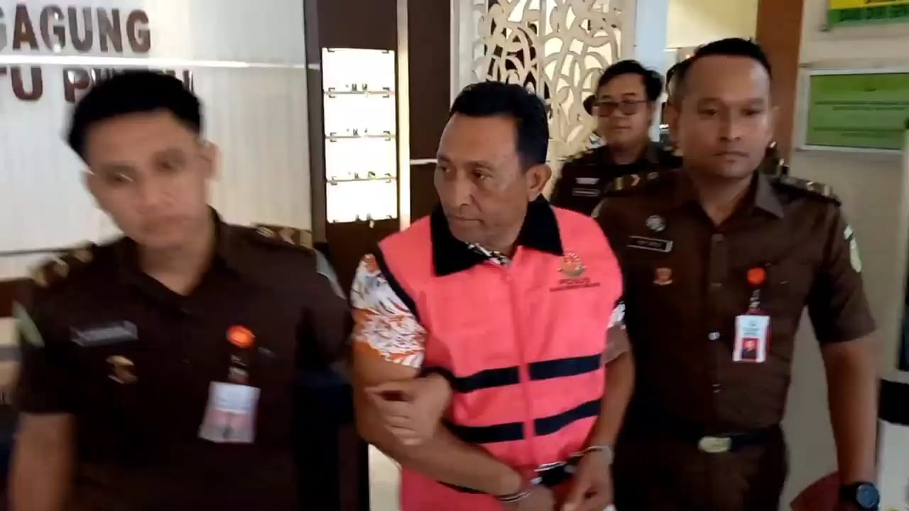 Kades Tambakrejo, Suratman saat diamankan Kejari Tulungagung. (Foto: Bramanta Pamungkas/jatimnow.com)