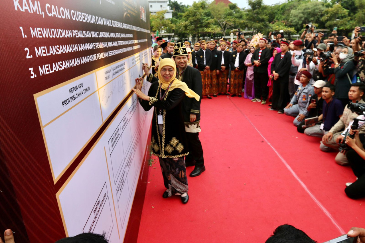 Khofifah-Emil saat menandatangani kesepakatan Kampanye Damai di KPU Jatim (foto: Ni'am Kurniawan/jatimnow.com)