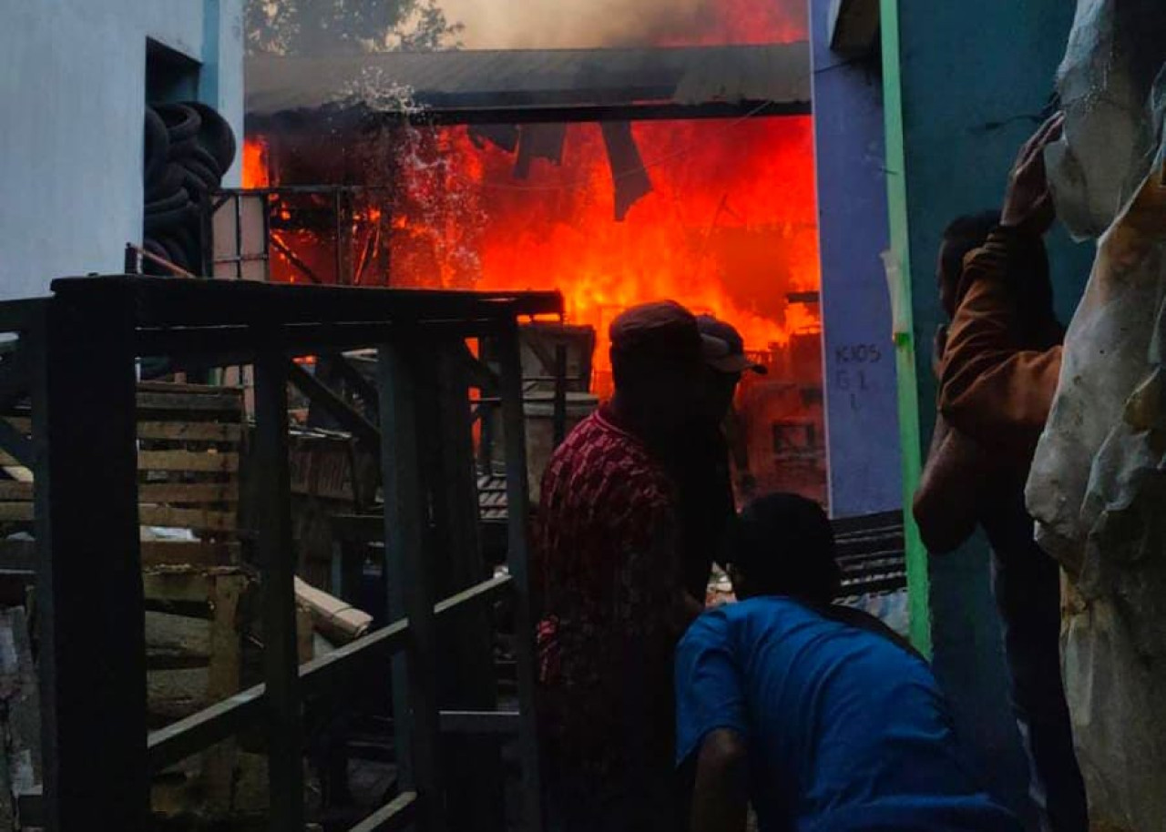 Kebakaran pasar sepanjang Sidoarjo. (Foto: Ahaddiini HM/jatimnow.com)
