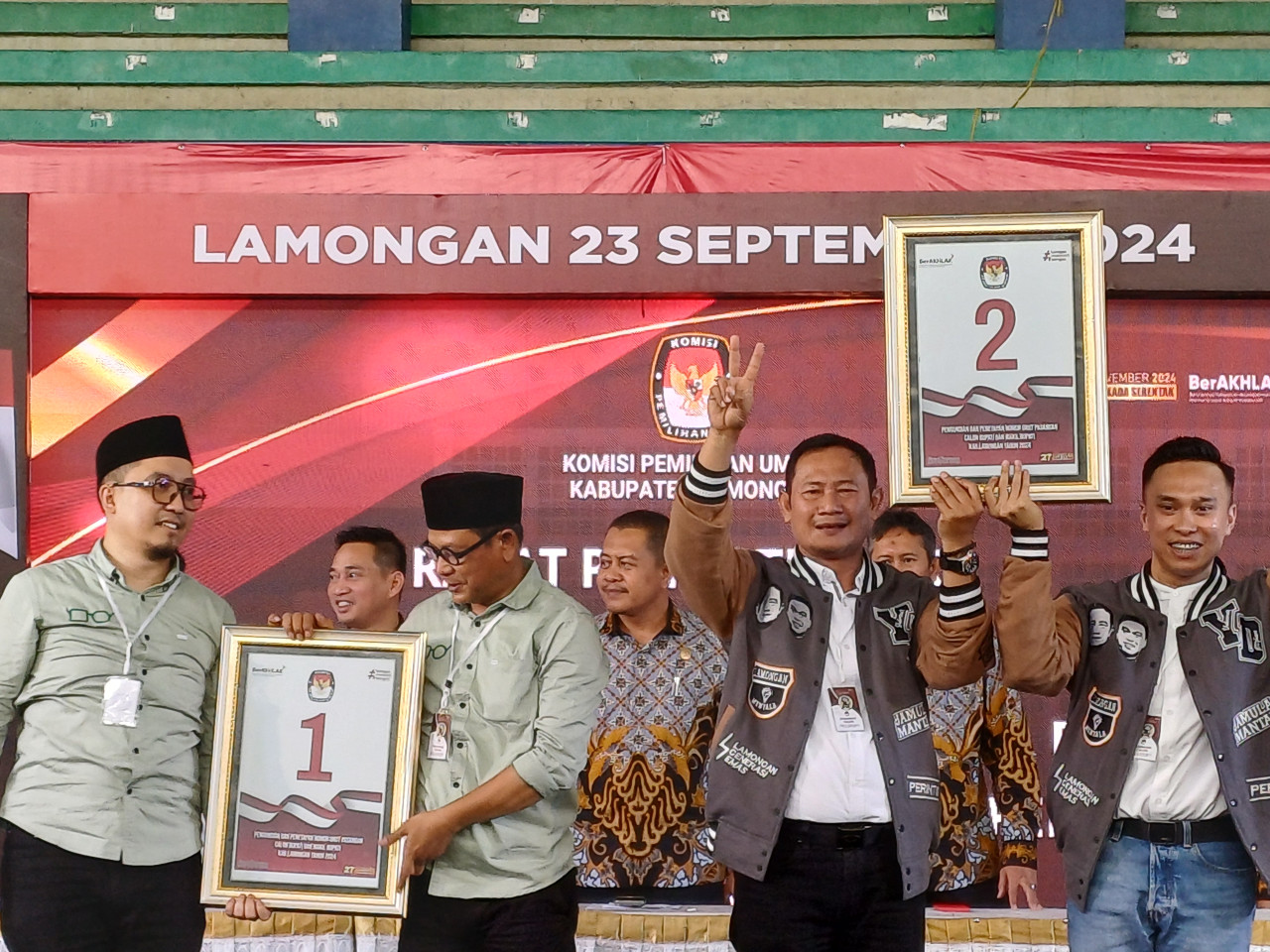 Kedua paslon Pilkada Lamongan 2024 dengan nomor urutnya masing-masing, Paslon Bagus (nomor 1) dan Paslon Yes-Dirham (nomor 2). (Foto: Adyad Ammy Iffansah/jatimnow.com)
