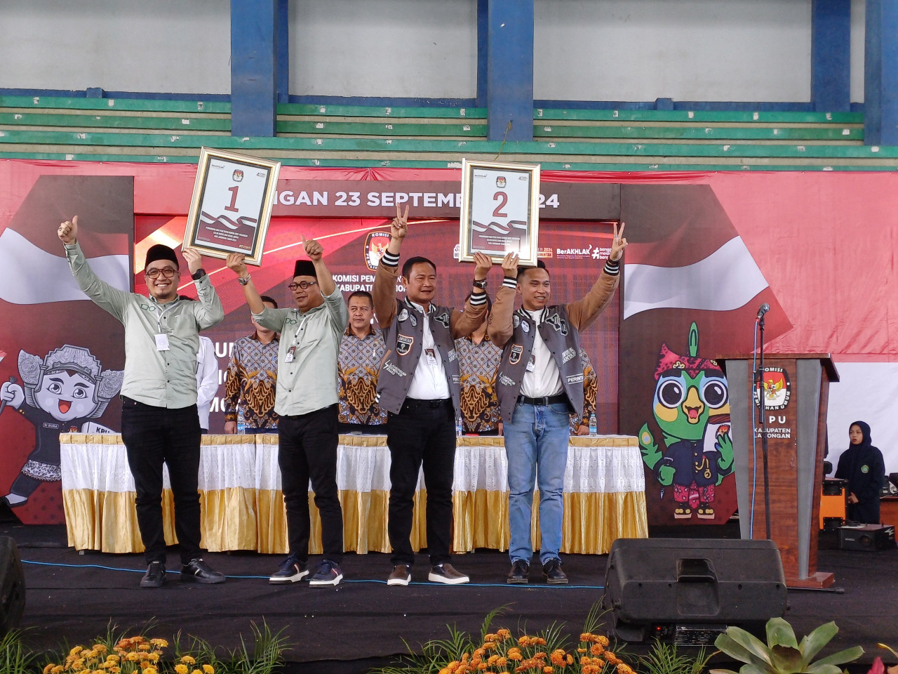 Kedua Paslon saat menunjukan nomor hasil pengundian untuk Pilkada Lamongan. (Foto: Adyad Ammy Iffansah/jatimnow.com)