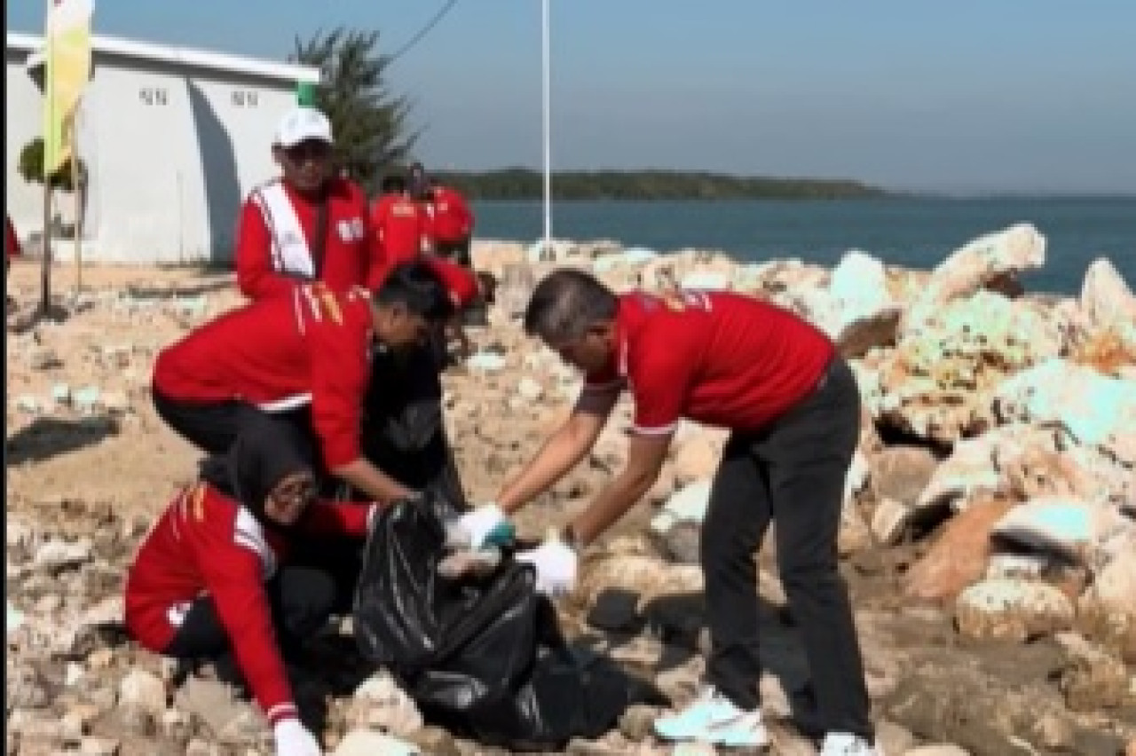 Tim PKBL Pegadaian Kanwil XII Surabaya saat melakukan kegiatan Bersih Pesisir Pantai Kutang Lamongan. (Foto: akun Instagram @pegadaian_kanwilsurabaya for jatimnow.com)