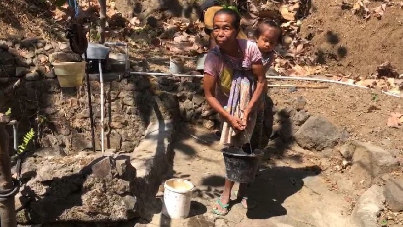 Misenah warga Desa Munggu, Ponorogo, terpaksa berjalan ke hutan untuk mendapatkan air bersih akibat kekeringan yang melanda desa mereka. (Foto: Ahmad Fauzani/jatimnow.com)