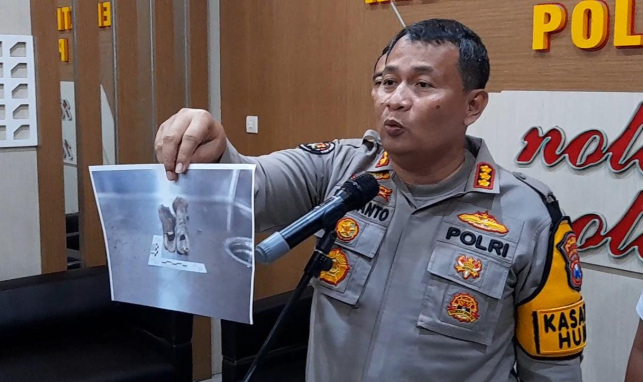 Kabidhumas Polda Jatim Kombes Pol Dirmanto menunjukkan foto kerangka manusia. (Foto: Misbahul Munir/jatimnow.com)