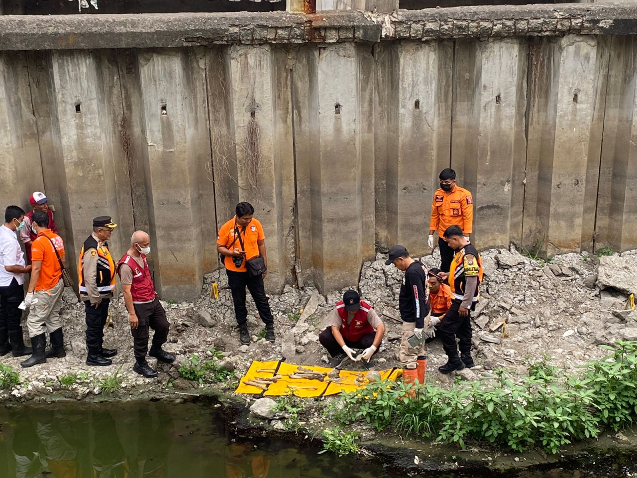 Polisi saat melakukan olah TKP di lokasi penemuan kerangka. (Foto: Misbahul Munir/jatimnow.com)