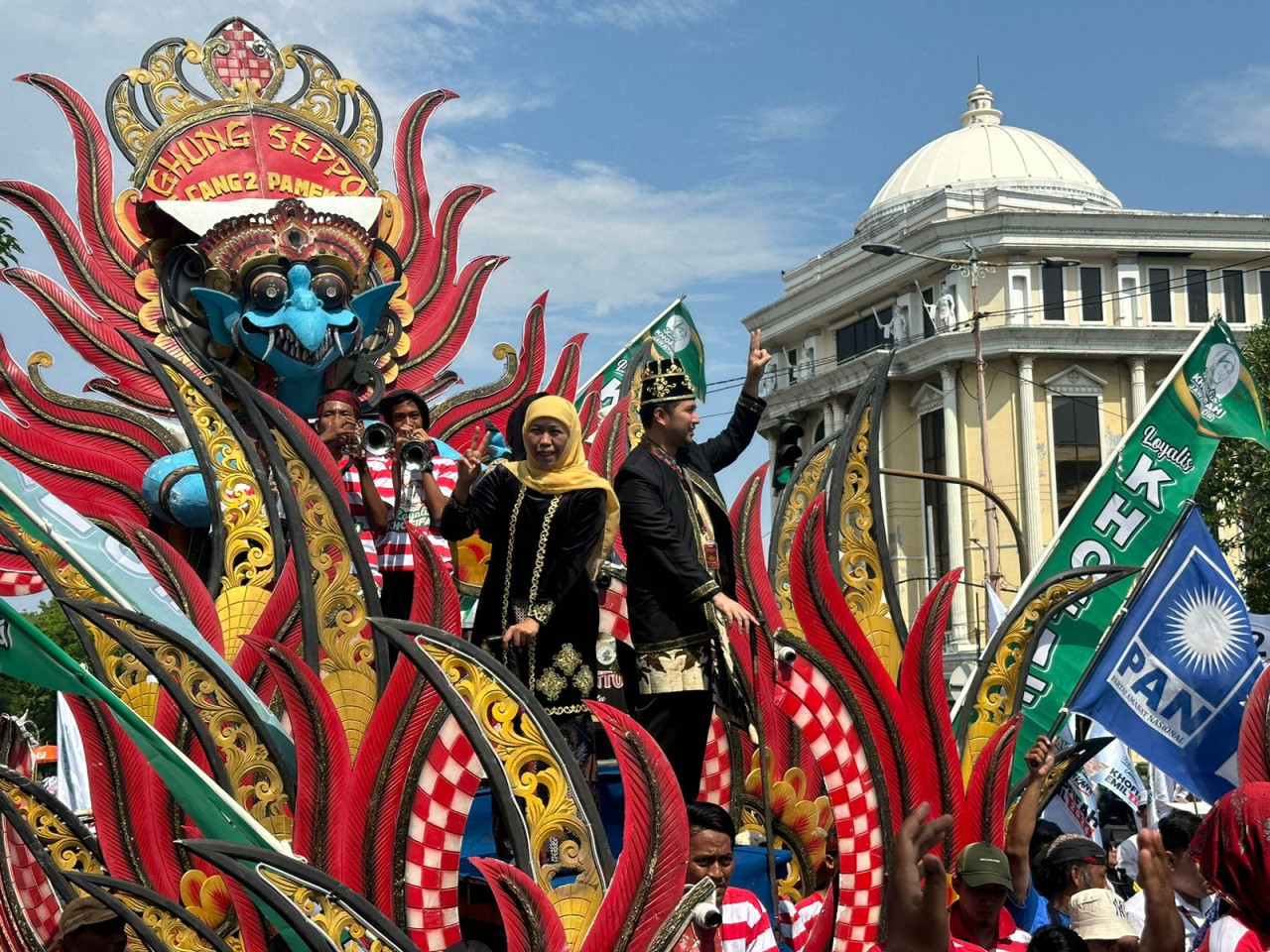 Khofifah - Emil saat diarak menuju lokasi Deklarasi Kampanye Damai di Tugu Pahlawan (Foto: Ni'am Kurniawan/jatimnow.com)