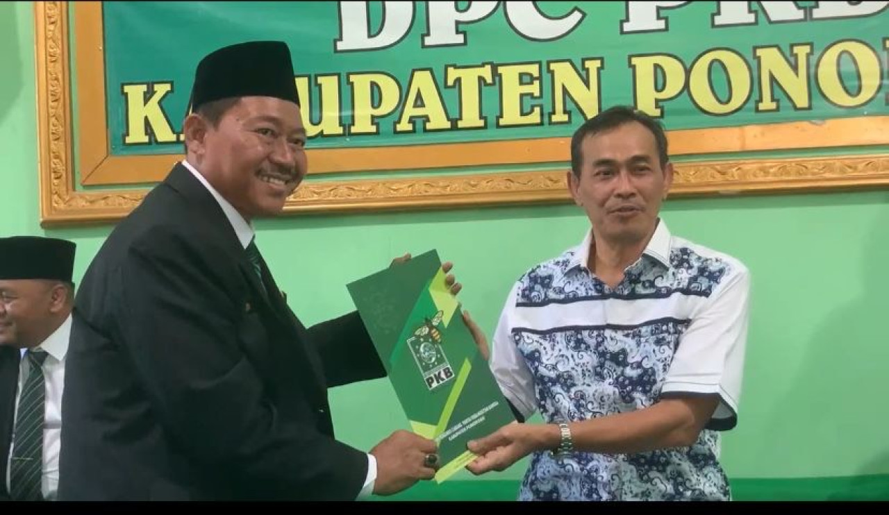 Ketua DPC PKB Ponorogo Ibnu Multazam menyerahkan rekomendasi/SK dari DPP PKB kepada Dwi Agus Prayitno, Ketua DPRD Ponorogo yang ditunjuk oleh DPP PKB. (FotoL Ahmad Fauzani/jatimnow.com)