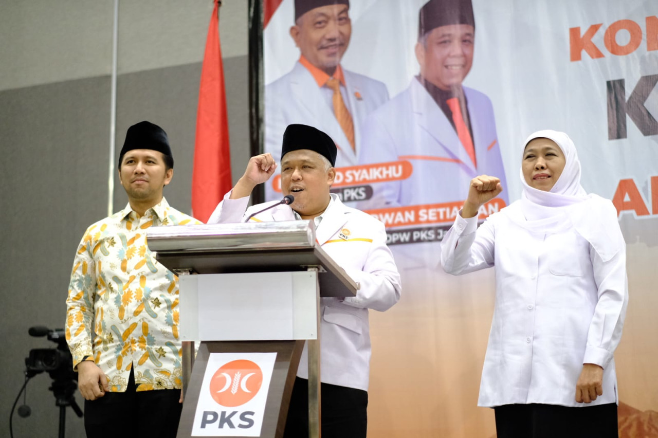Khofifah-Emil bersama Ketua PKS Jatim Irwan Setiawan dalam agenda konsolidasi pemenangan Pilgub Jatim 2024 (foto: PKS Jatim for jatimnow.com)