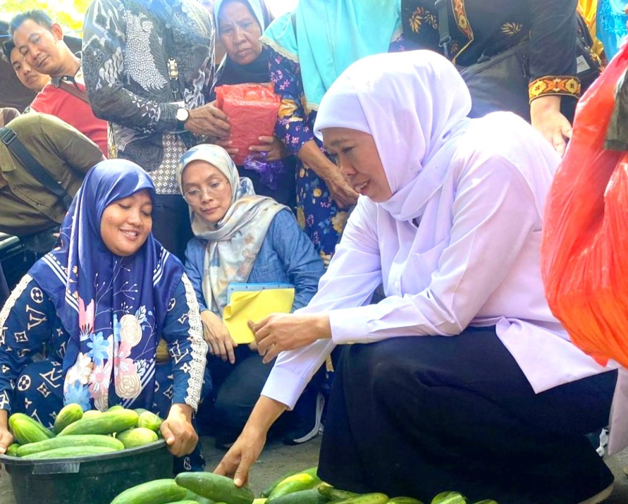 Calon Gubernur, Khofifah Indar Parawansa di Pasar Srimangunan Sampang. (Foto: Fathor Rahman/jatimnow.com)