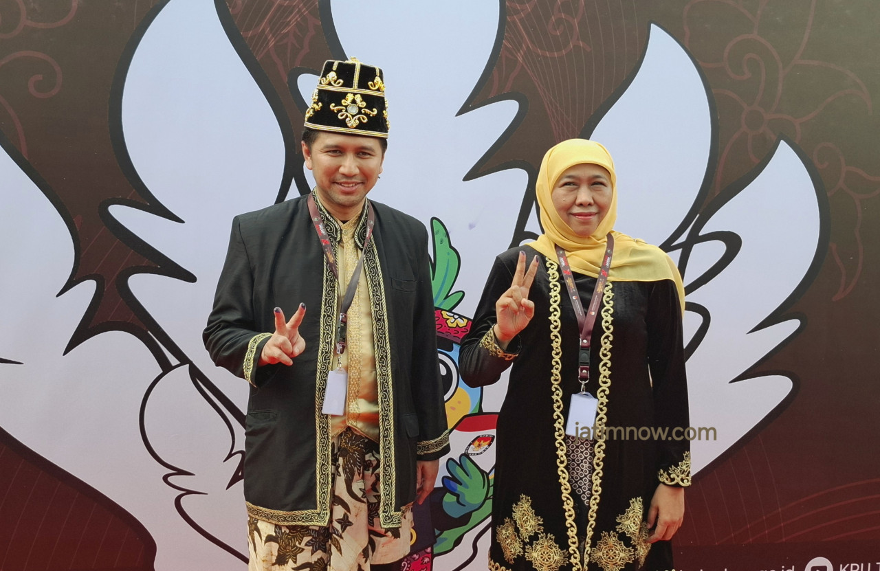 Khofifah - Emil saat mengenakan pakaian khas Majapahit dalam Deklarasi Pemilu Damai 2024. (Foto: Ni'am Kurniawan/jatimnow.com)