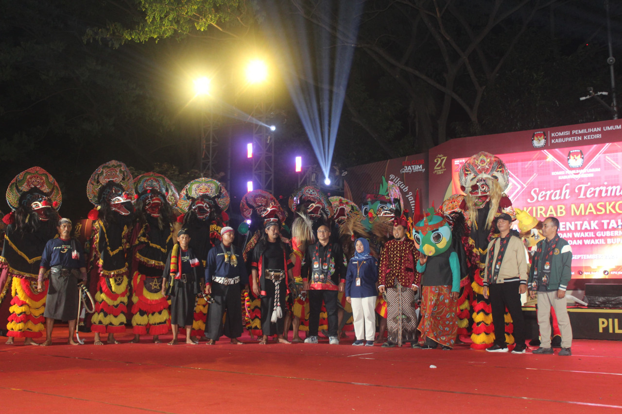 KPU Kabupaten Kediri terima Si Jalih, maskot Pilkada 2024. (Foto: Yanuar Dedy/jatimnow.com)