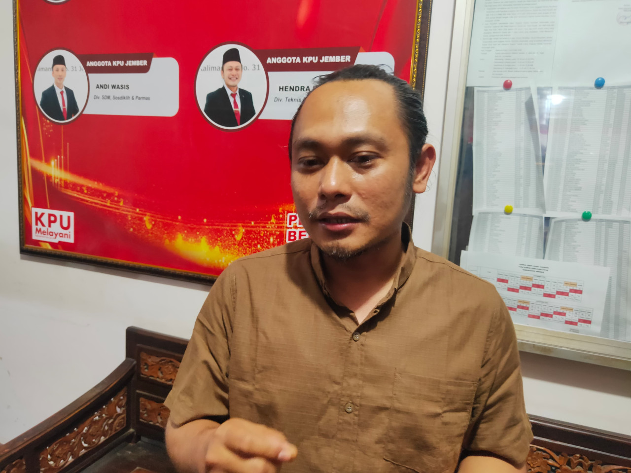 Komisioner KPU Jember Divisi Teknis Hendra Wahyudi. (Foto: Sugianto/jatimnow.com)