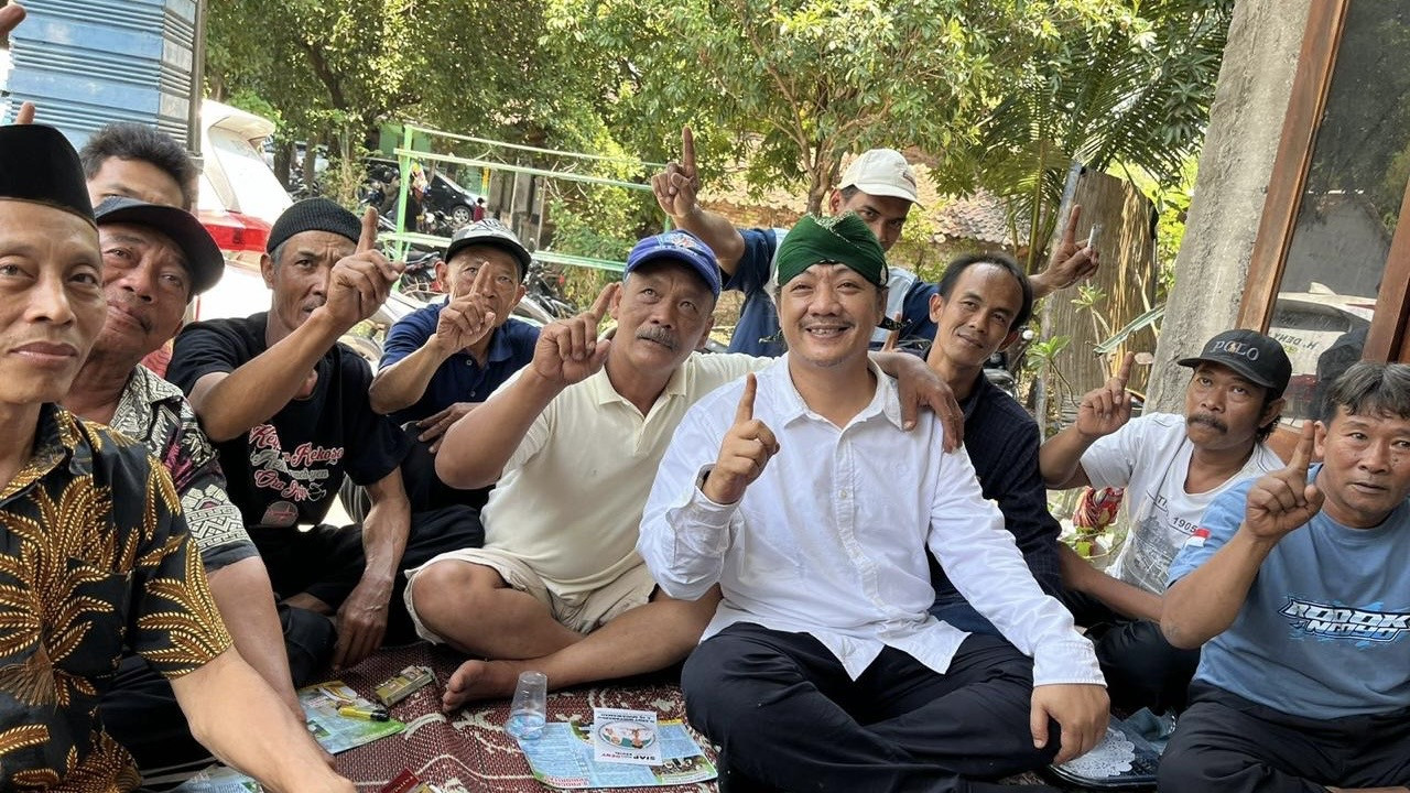 Deny saat menyapa warga Grogol Kediri. (Foto: Almer for jatimnow.com)