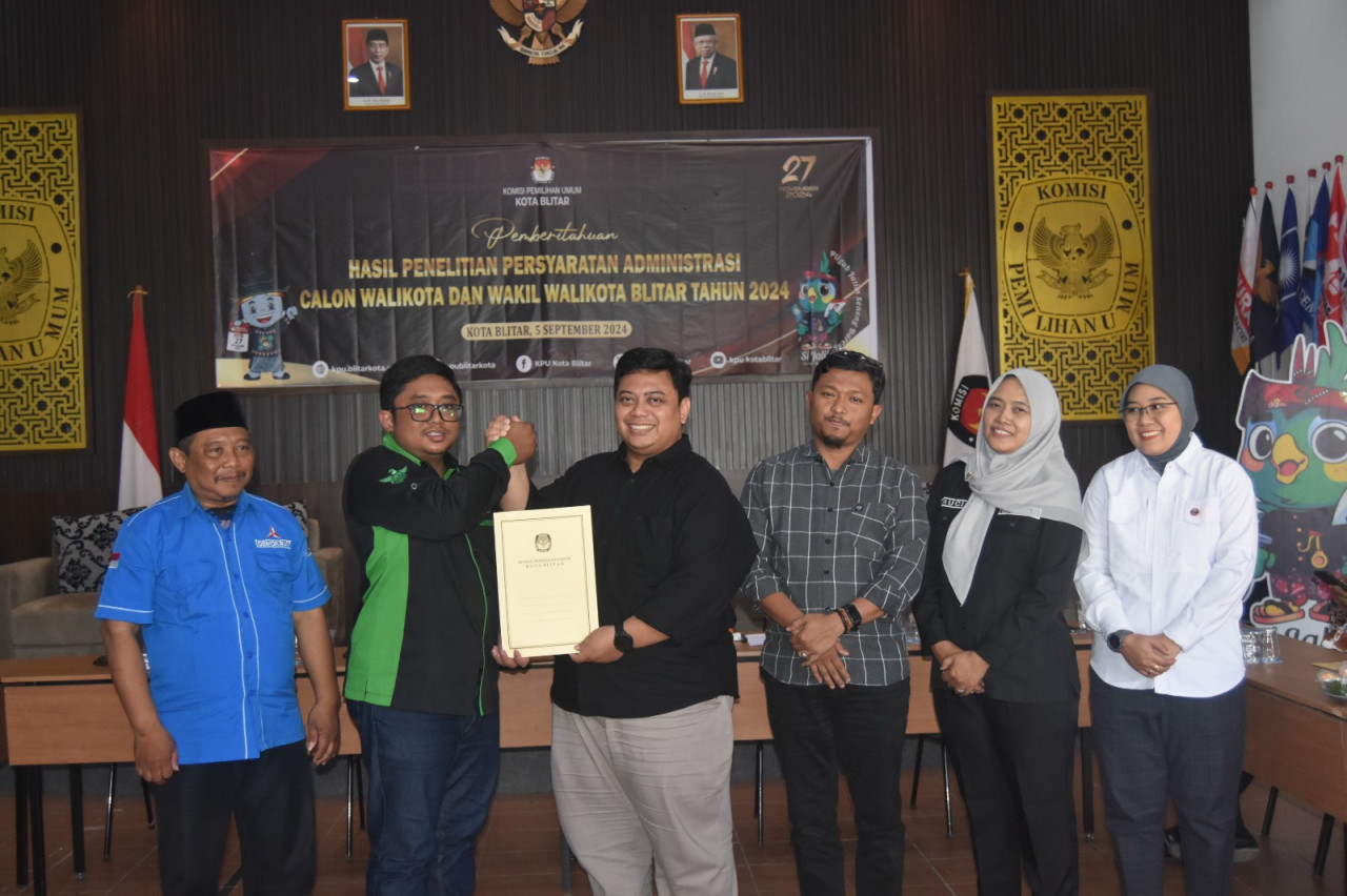 KPU Kota Blitar mengembalikan berkas untuk diperbaiki oleh Bapaslon. (Foto: KPU Kota Blitar)