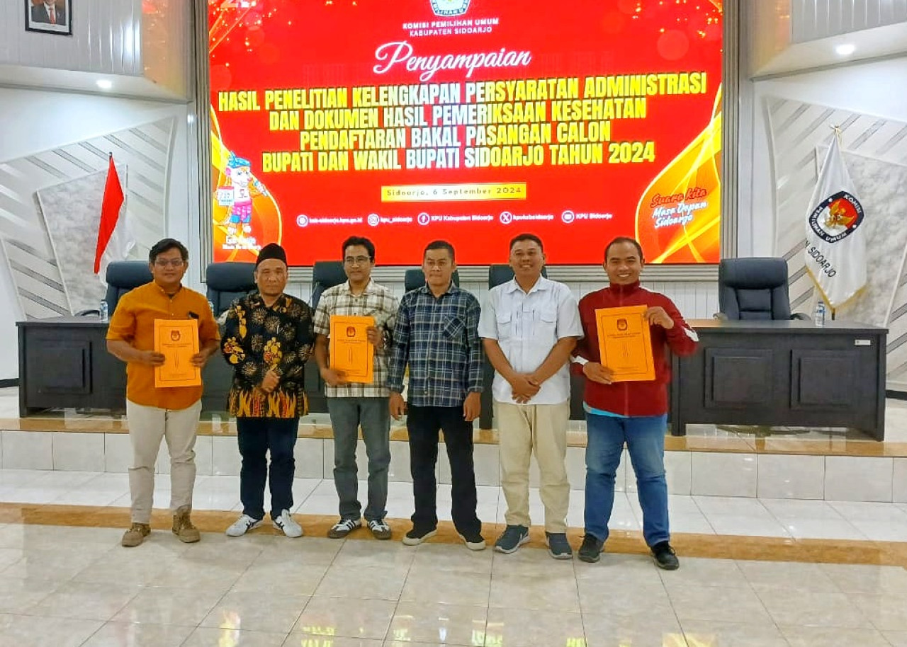 KPU Sidoarjo saat umumkan hasil verifikasi administrasi dua Bapaslon bupati dan wakil bupati Sidoarjo. (Foto: Ahaddiini HM/jatimnow.com)