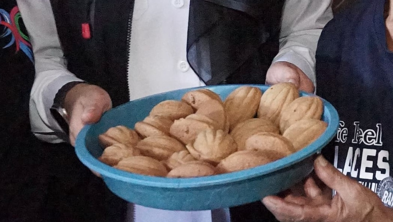Kue klemben, makanan khas Suku Using. (Foto: Pemkab Banyuwangi)