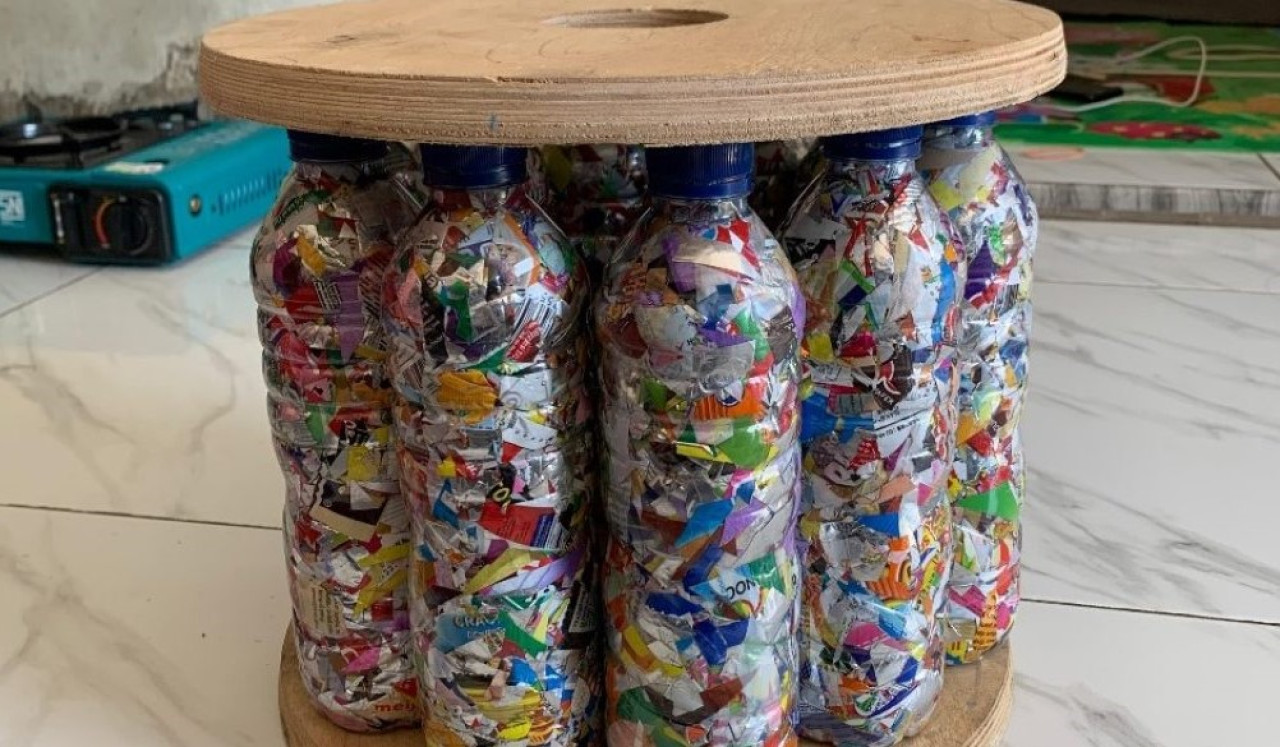 Kursi ecobrik karya mahasiswa UMM. (Foto: Gerhana/jatimnow.com)