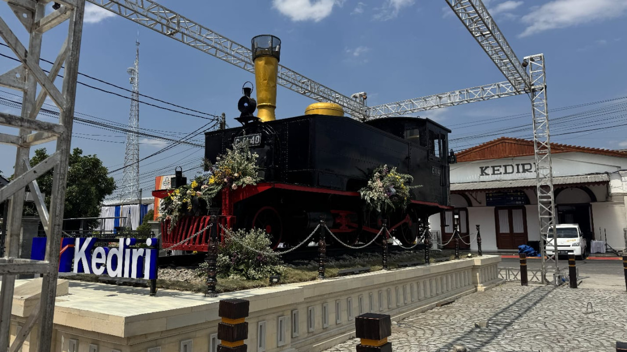 Lokomotif uap C 1140, monumen baru di Stasiun Kediri. (Foto: KAI/jatimnow.com)