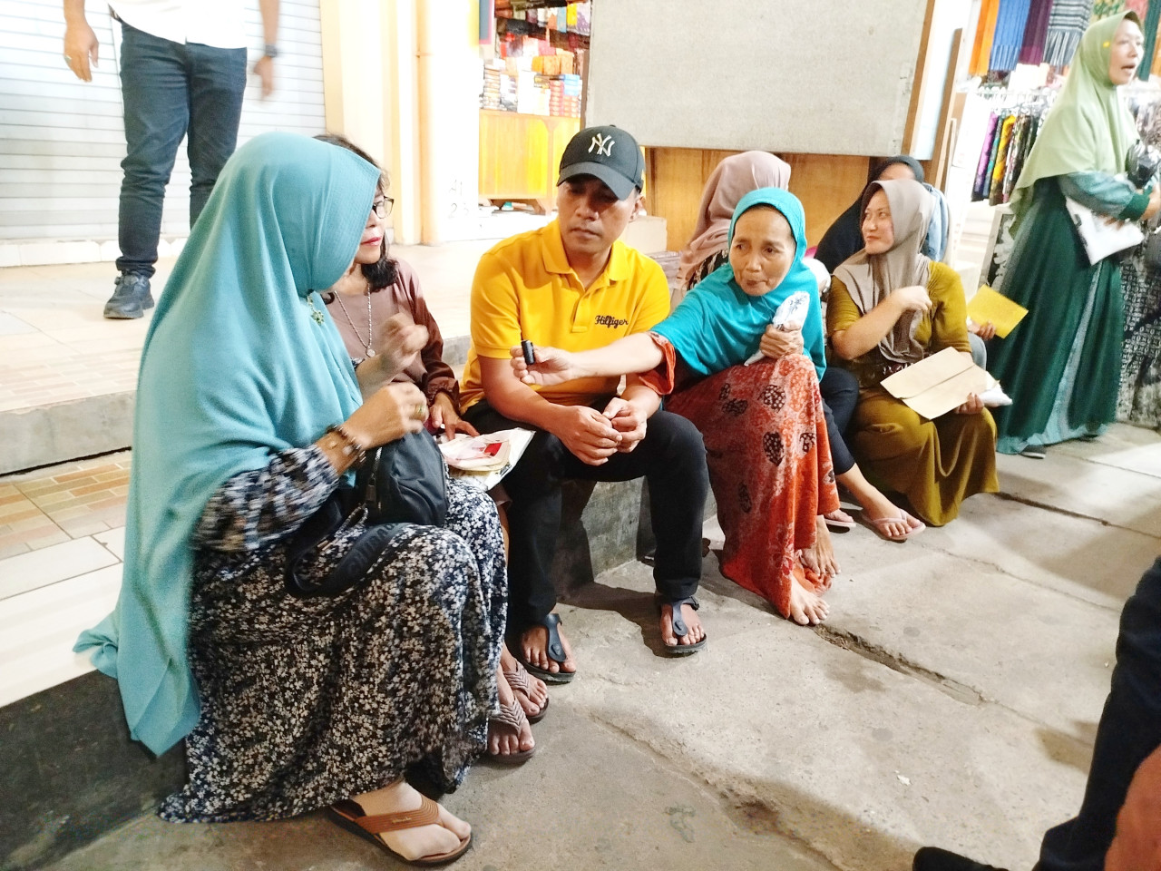 Kunjungi Pasar, Cabup Bangkalan Lukman Hakim Diserbu Emak-emak