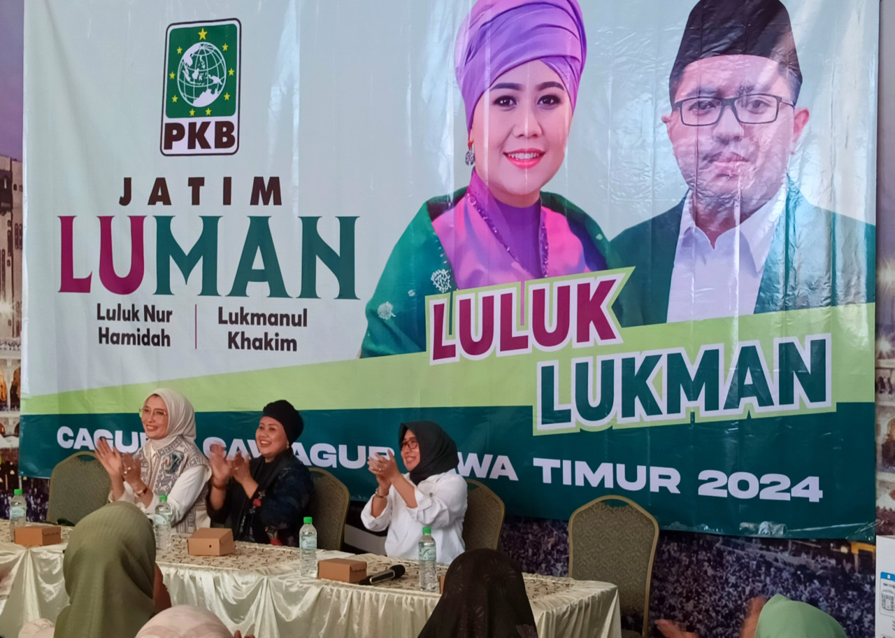 Bacagub Jatim dari PKB, Luluk Nur Hamidah, didampingi Anggota Komisi IX DPR RI Arzeti Bilbina dan Ketua DPRD Jawa Timur Anik Maslachah di Sidoarjo. (Foto: Ahaddiini HM/jatimnow.com).