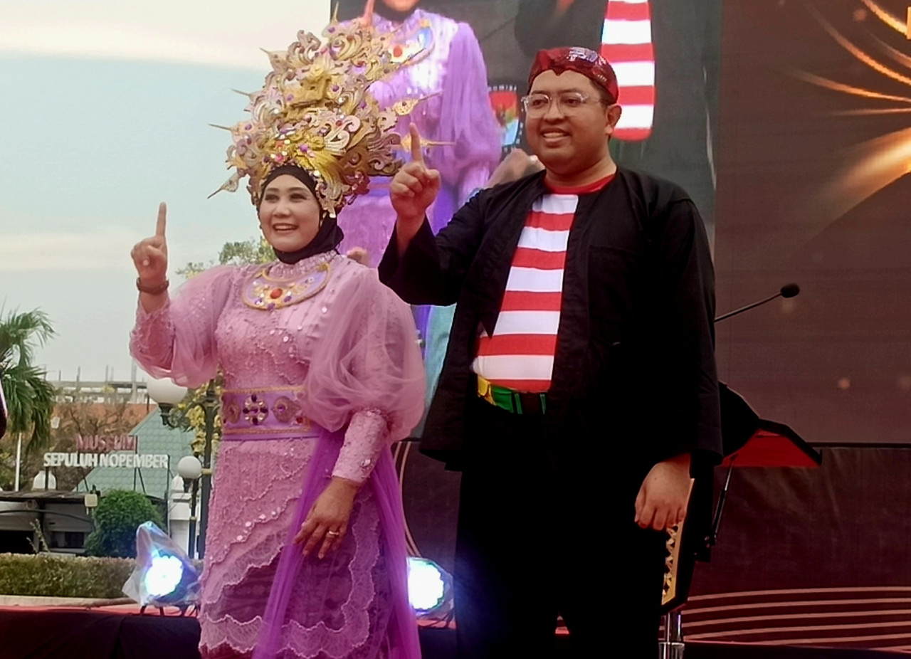 Luluk-Lukman saat memperagakan nomor urut satu dalam Deklarasi Kamoanye Damai di KPU (foto: Munir/jatimnow.com)