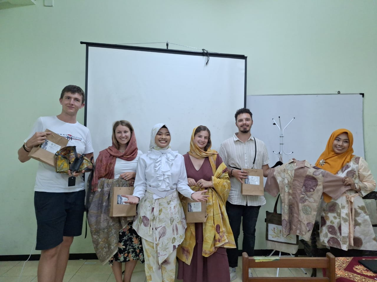 Peserta pelatihan batik ecoprint dari mancanegara. (Foto: Bramanta Pamungkas/jatimnow.com)