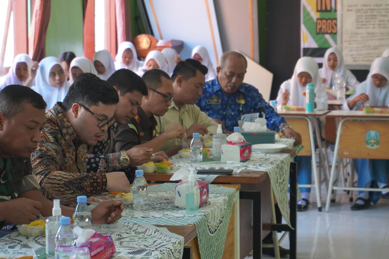 Mas Dhito saat meninjau uji coba makan bergizi di SMK Negeri 1 Purwoasri. (Foto: Pemkab Kediri/jatimnow.com)