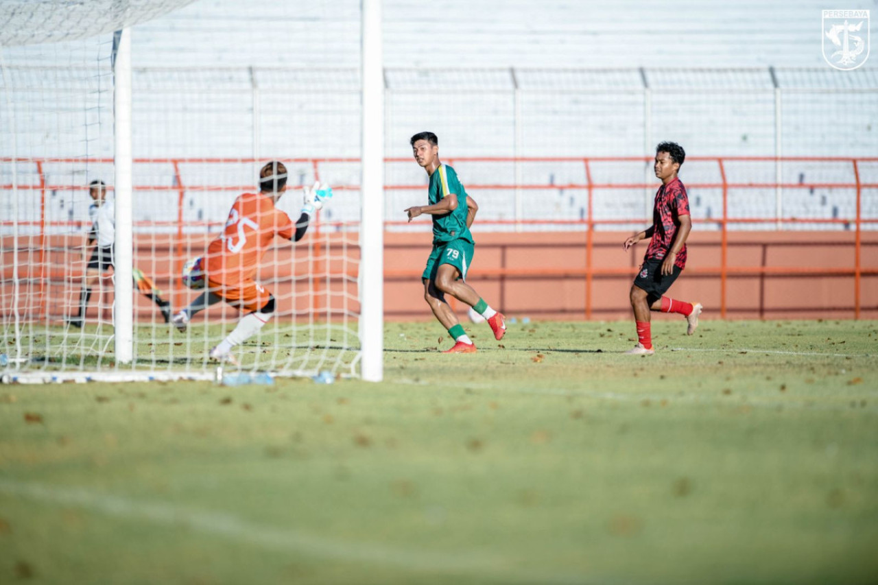 Uji coba Persebaya melawan Maestro FC. (Foto: Persebaya.id)
