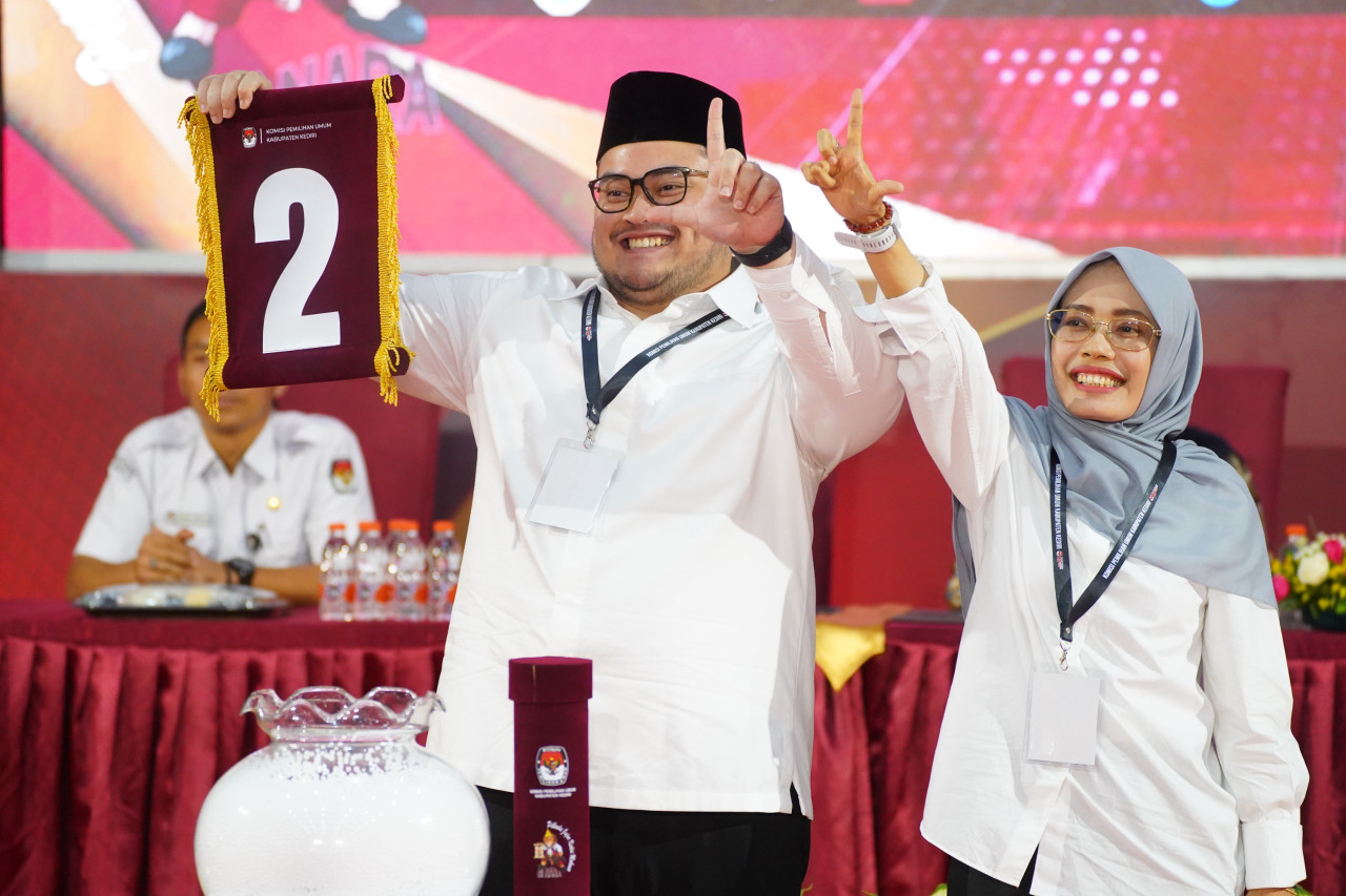 Mas Dhito - Mbak Dewi saat pengundian nomor urut di Pilkada Kediri 2024. (Foto: Yanuar Dedy/jatimnow.com)