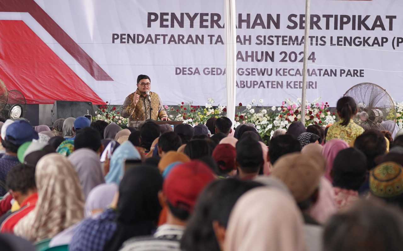 Mas Dhito menyerahkan sertifikat PTSL di Desa Gedangsewu. (Foto: Pemkab Kediri/jatimnow.com)