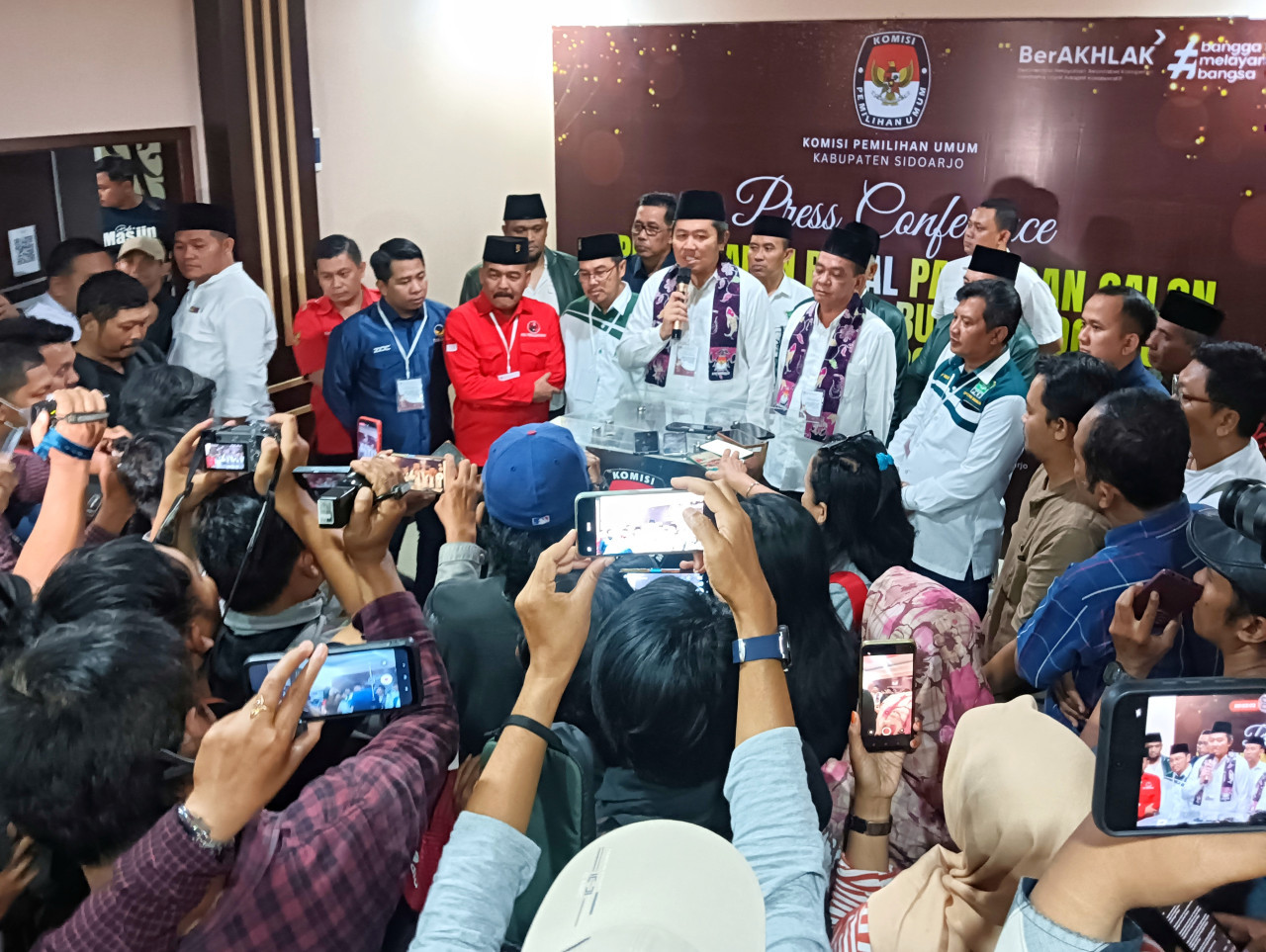 Mas Iin-Abah Edy di KPU Sidoarjo. (Foto: Ahaddiini HM/jatimnow.com)