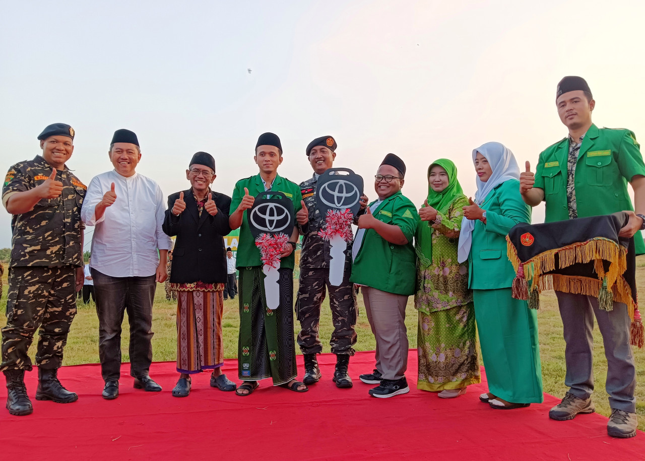 Mas Iin saat menyerahkan 2 unit mobil kepada PAC Ansor Sidoarjo di Lapangan Urangagung Sidoarjo. (Foto: Ahaddiini HM/jatimnow.com)