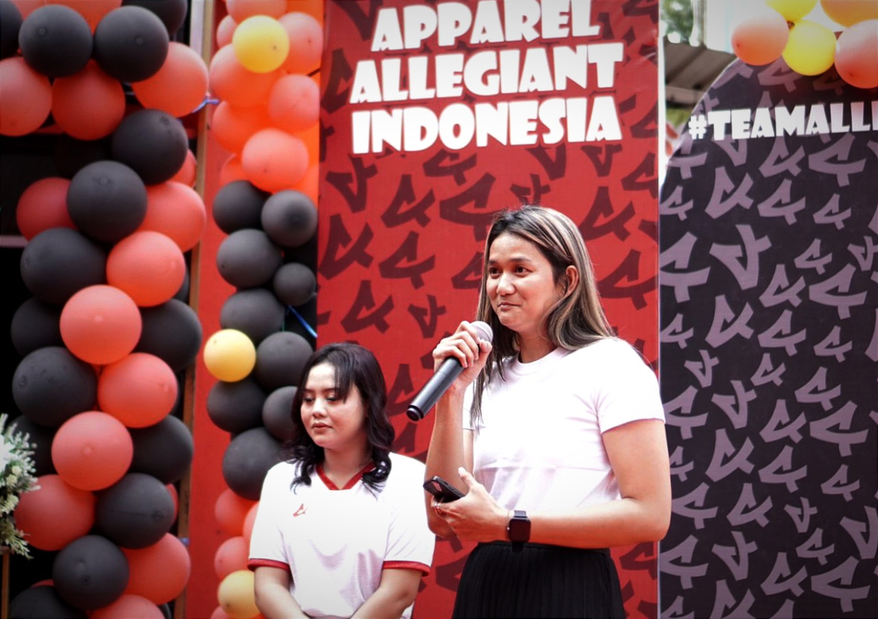 Maya Indri Kurnia saat memberi sambutan di acara grand opening Allegiant Apparel official store di Lamongan. (Foto: Apparel Allegiant).
