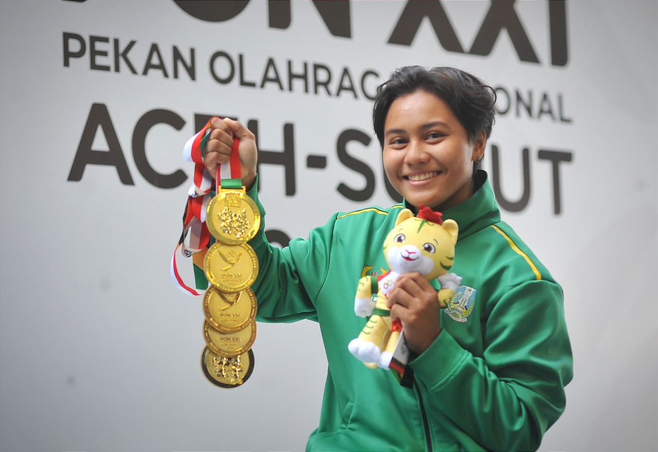 Atlet loncat indah Jatim Gladies Larissa Garina Hagakore mamerkan 5 medali emas yang ia koleksi di PON XXI Aceh-Sumut 2024. (Foto: KONI Jatim)
