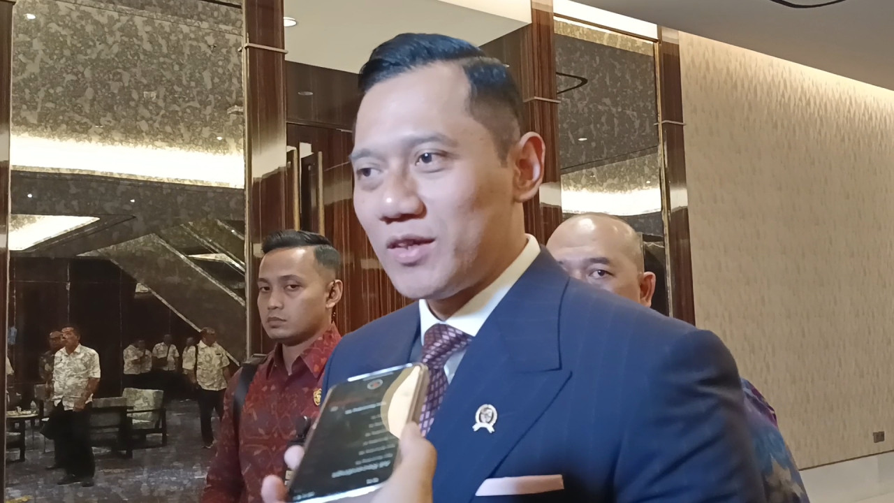 Menteri ATR/BPN Agus Harimurti Yudhoyono saat menghadiri gelaran CNN Indonesia Awards 2024 di The Westin Surabaya Grand Ballroom & Convention Center. (Foto: Misbahul Munir/jatimnow.com)