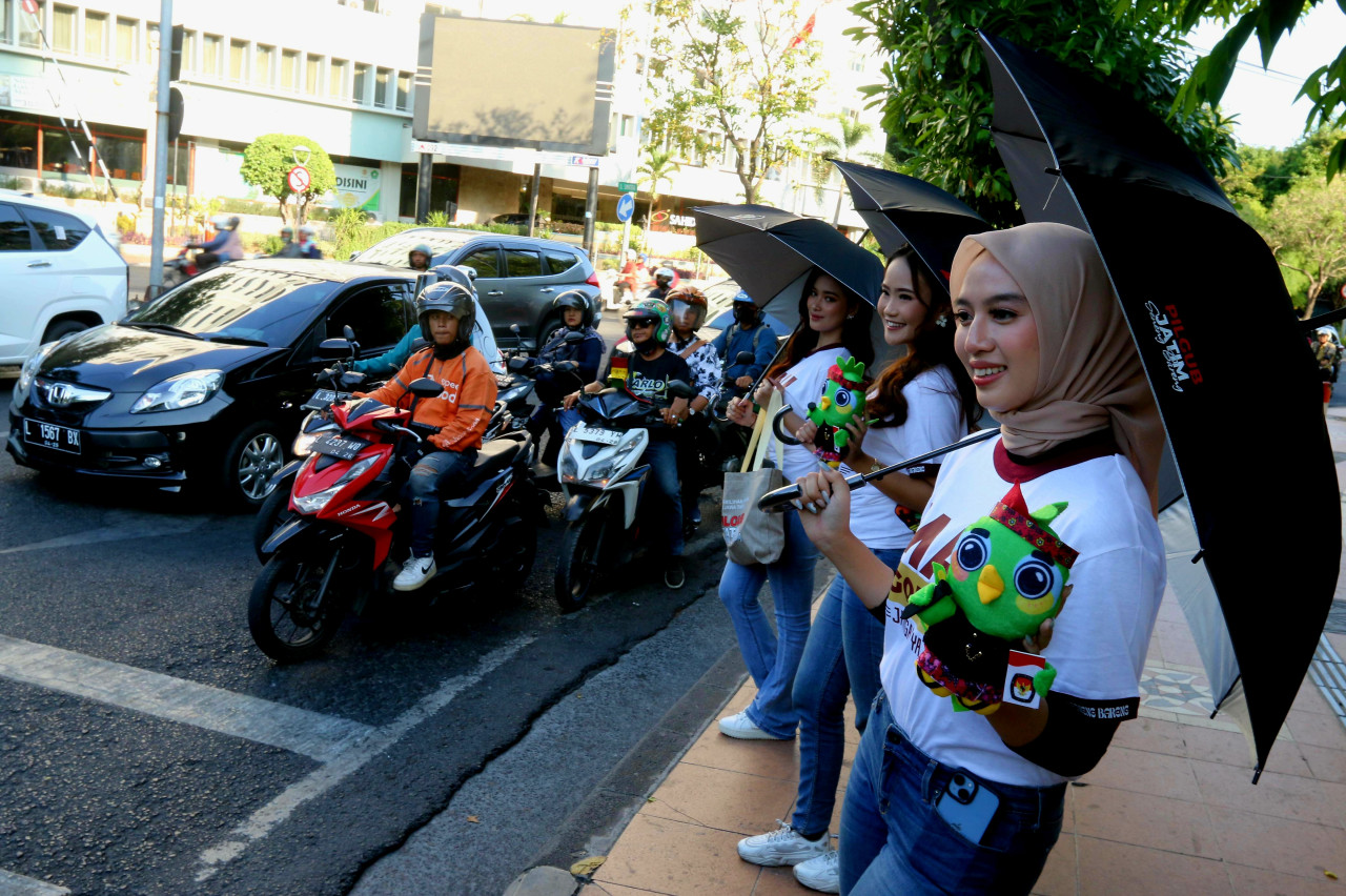 Foto: Aksi Model Cantik Kampanye Anti Golput di Jalanan Surabaya