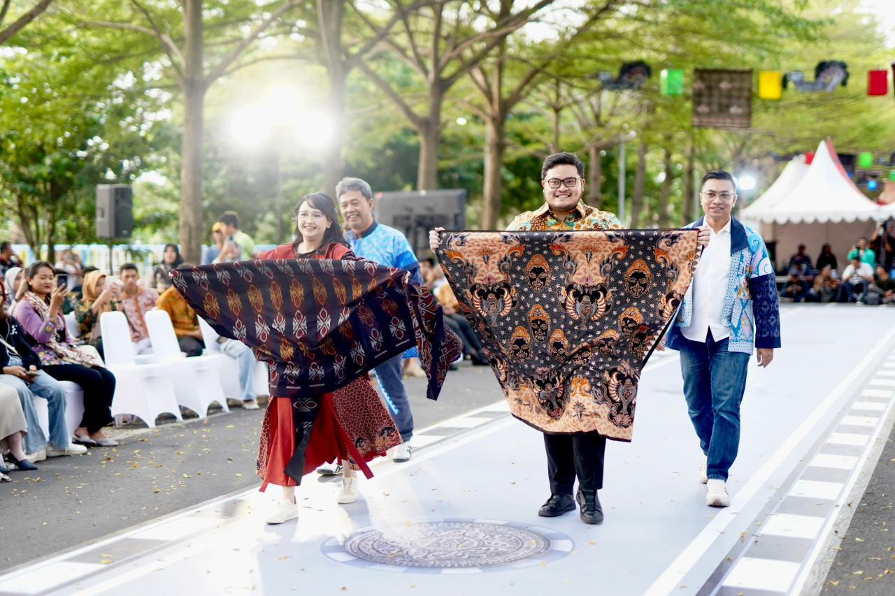 Mas Dhito pamer batik motif panji. (Foto: Pemkab Kediri/jatimnow.com)