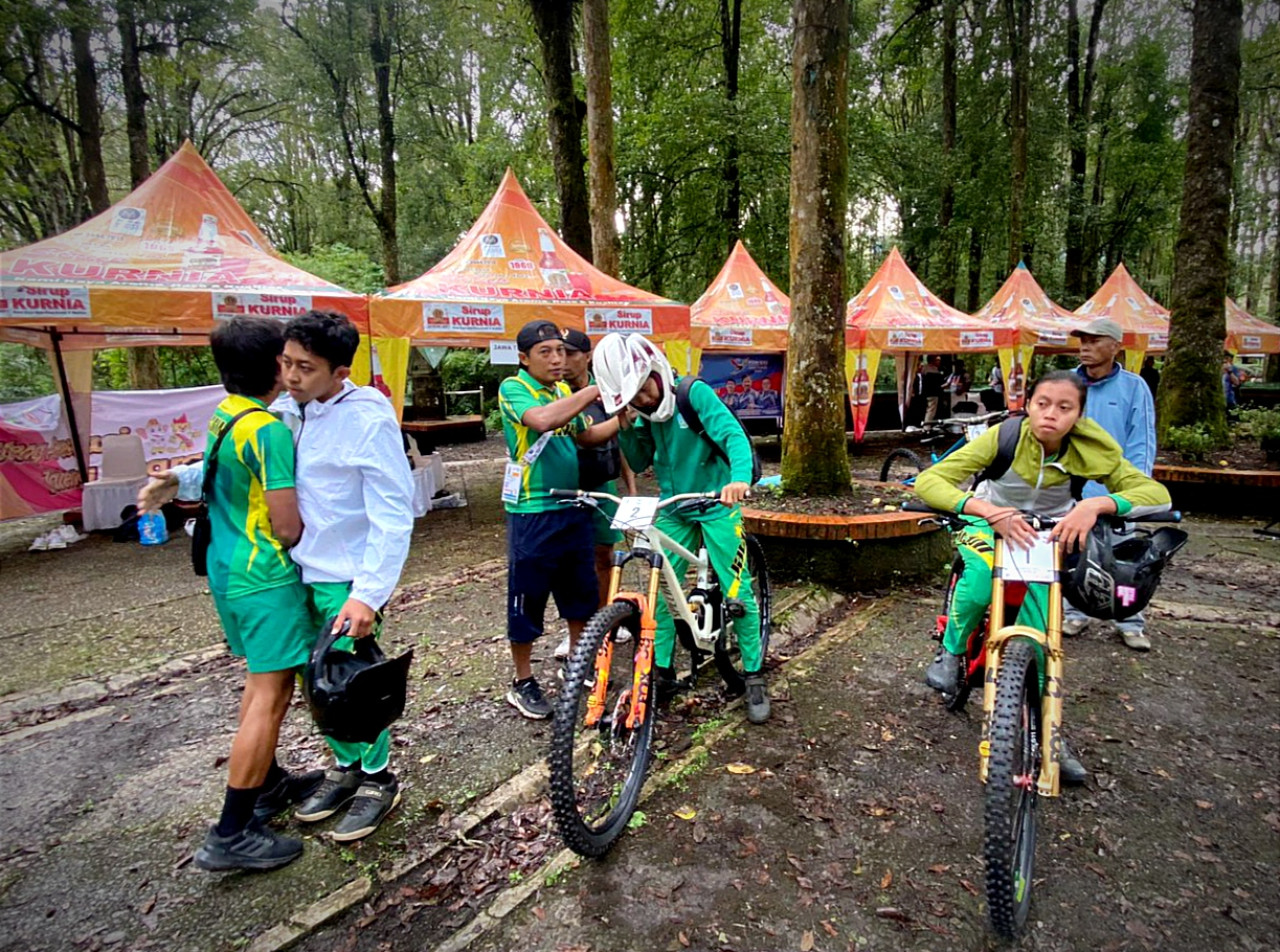 Tim balap sepeda gunung (MTB) Jatim PON XXI Aceh-Sumut 2024 saat di lokasi balapan di Taman Hutan Raya (TAHURA) Bukit Barisan, Kabupaten Karo, Sumut. (Foto: KONI Jatim for jatimnow.com)