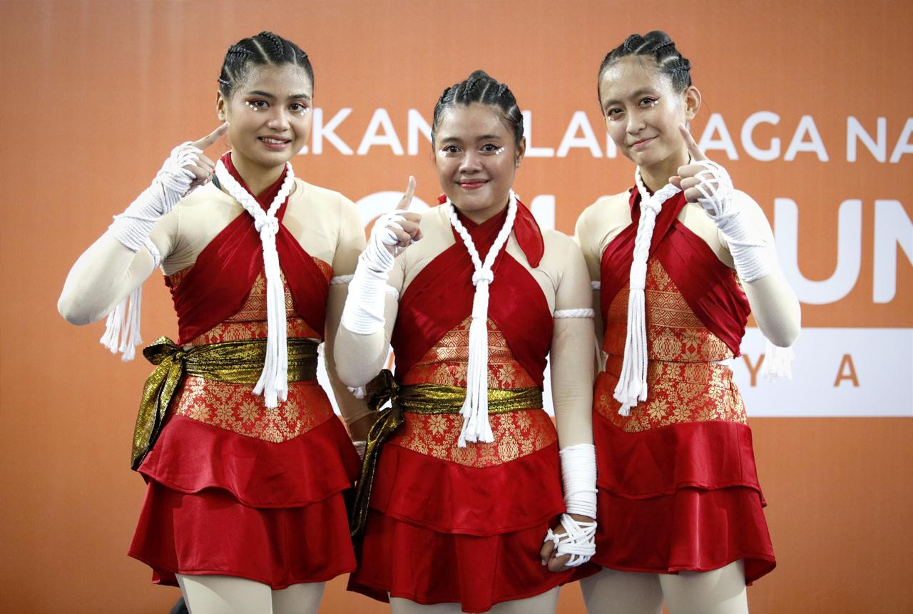 Atlet Muayrobic Jatim Opie Natasya,  Novi Anggi dan Juneta Tangilal berhasil meraih medali emas di PON XXI 2024 Aceh-Sumut. (Foto: KONI Jatim/jatimnow.com)